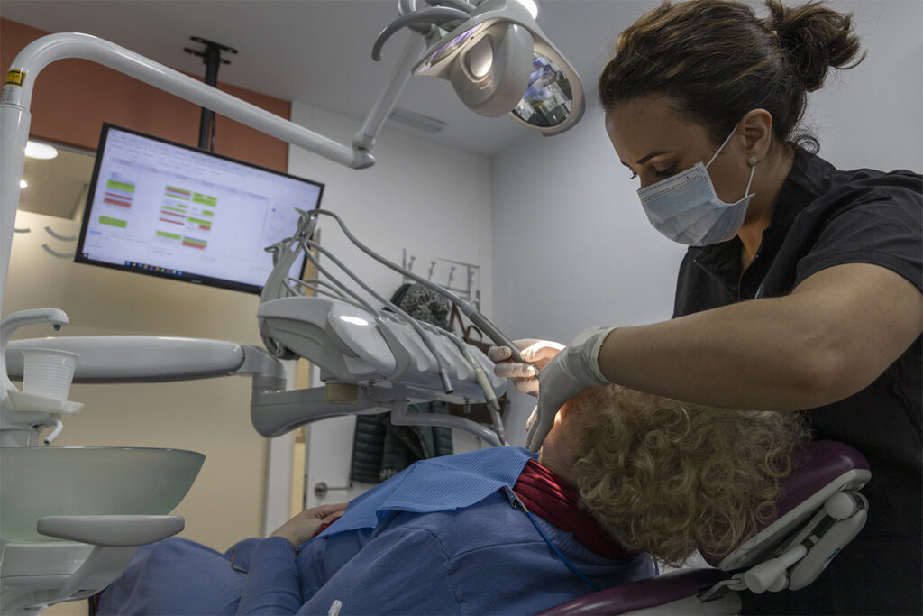 dentista maria del mar con paciente