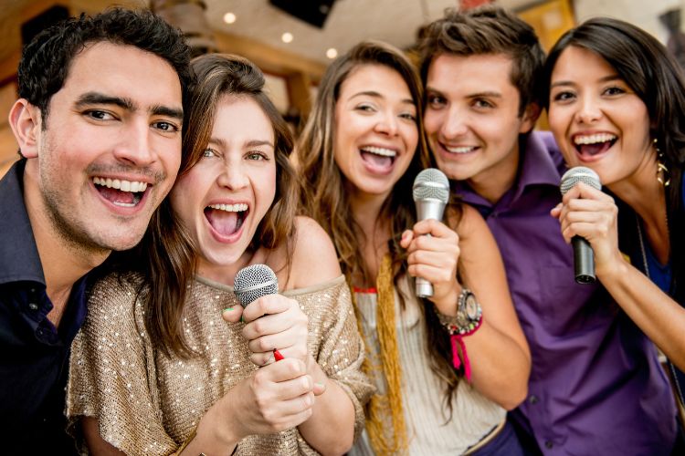 grupo de jovenes sonriendo cantando