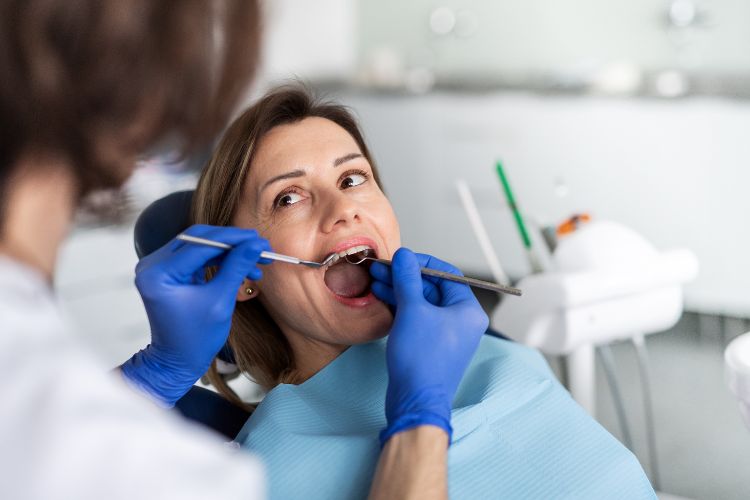 mujer en dentista haciendose una limpieza dental