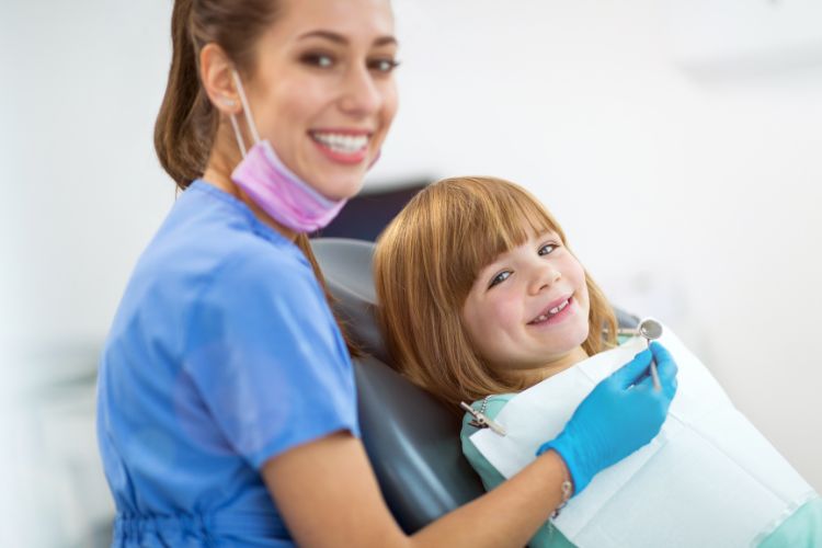 niña con dentista