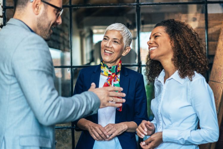 personas sonriendo en un ambiente social